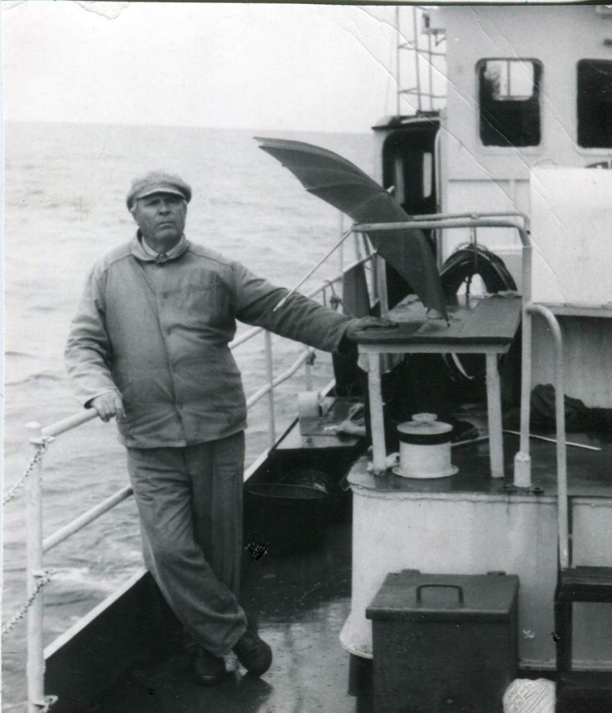 П.М. Гречишкин во время творческой поездки по оз. Байкал на палубе катера Алаир. Республика Бурятия 1993 г..JPG