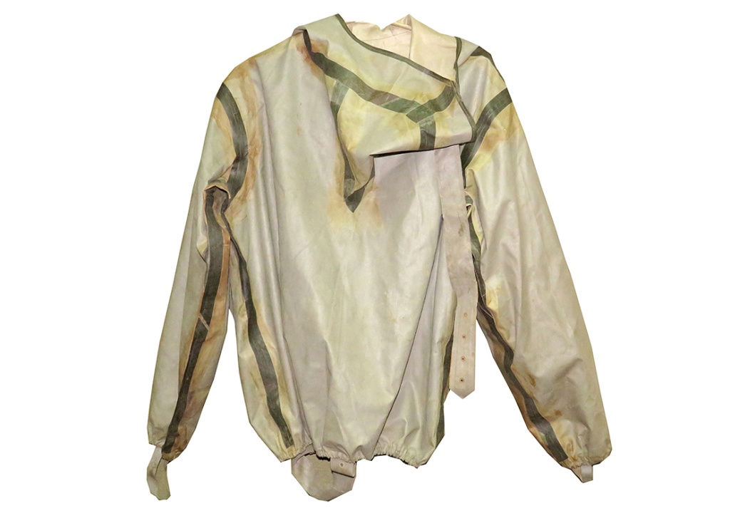 07. Куртка с капюшоном лёгкого защитного костюма Л-1. Из прорезиненной ткани Т-15. Принадлежала ликвидатору аварии на Чернобыльской АЭС.JPG