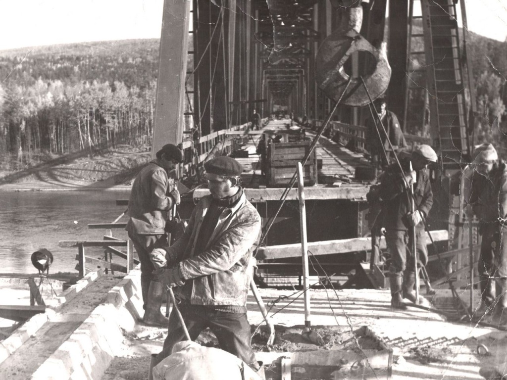 Строительство моста на р. Лене на одном из участков Байкало-Амурской магистрали. Сентябрь 1975 г..JPG