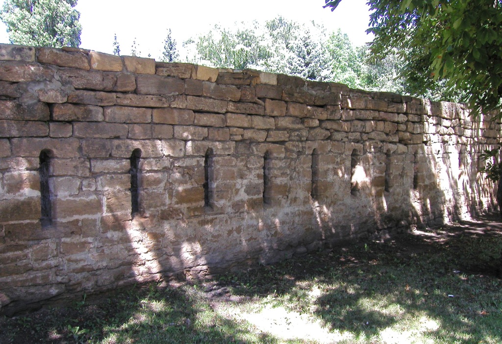 4. Стена крепостной казармы памятник истории Ставрополя.jpg