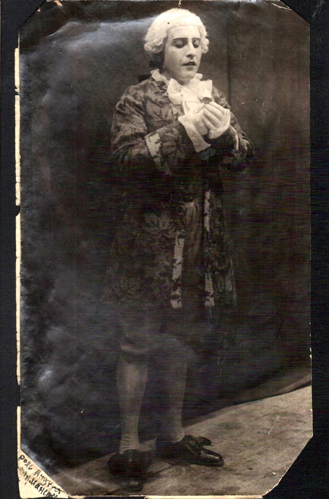 01 А.Г. Янушек на сцене. 1946-1949 гг..jpg
