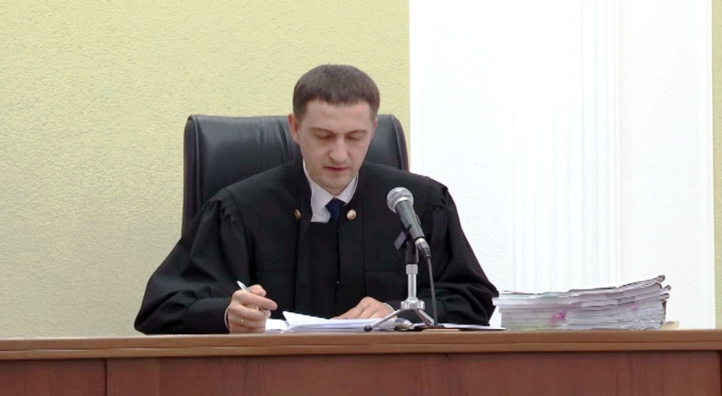 13. Судья В.А. Кострицкий изучает материалы дела.jpg