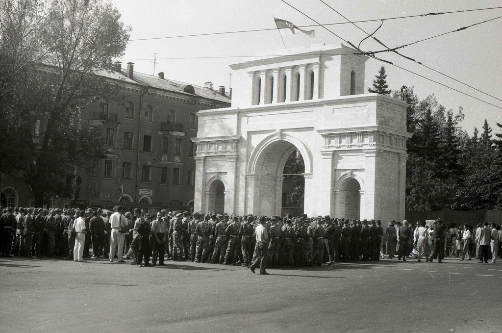 5. Приготовления к официальной церемонии открытия арки Тифлисские ворота. г.Ставрополь. 19.09.1998 г. Из фондов Ставропольского музея-заповедника.jpg