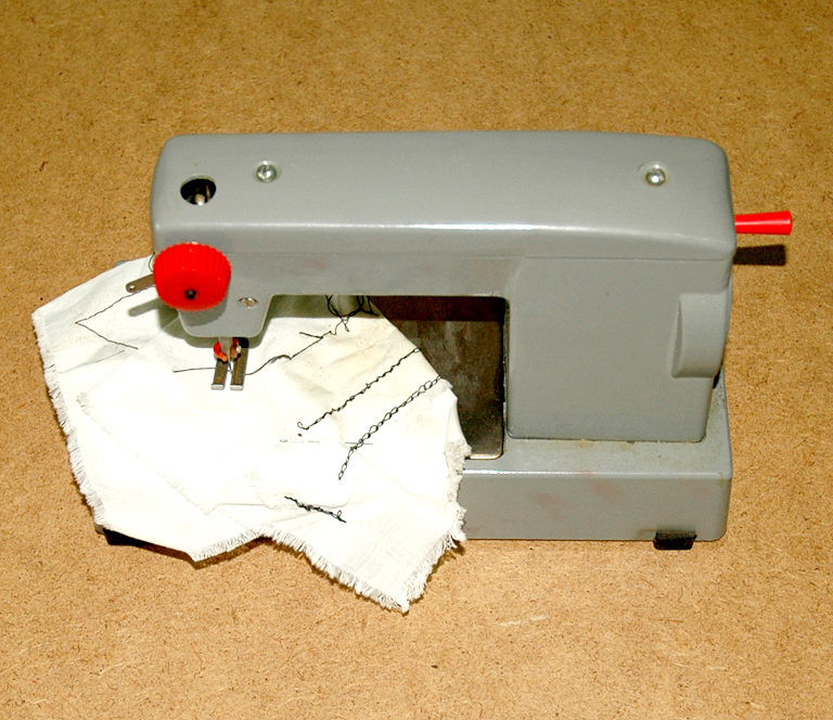 Игрушечная швейная машинка. СССР 1990-е гг..jpg