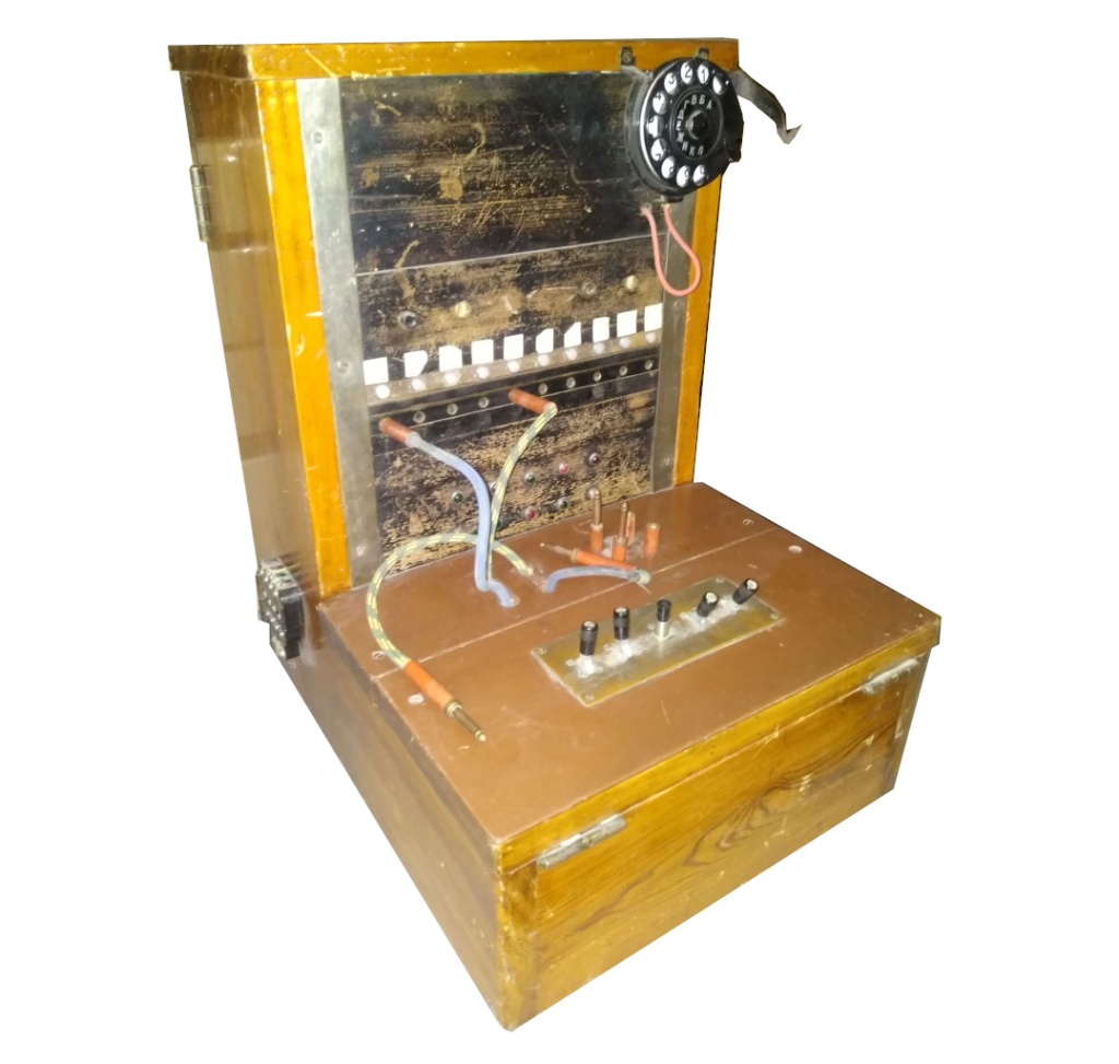 Ручной телефонный коммутатор2 действовавший в краеведческом музее до конца 1970-х гг..jpg