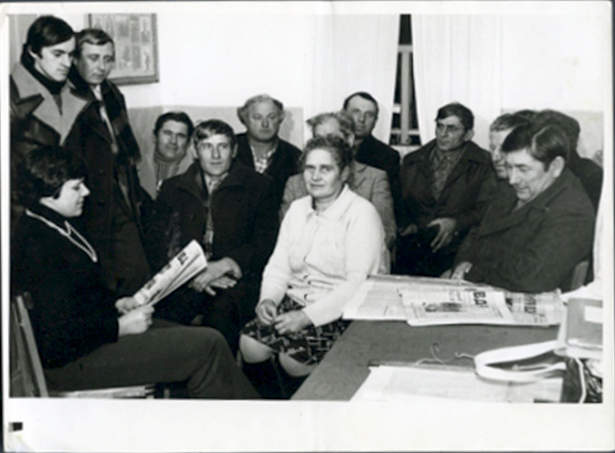 3 Политзанятия в агитпункте бригады 3 колхоза им. Чапаева проводит агроном-химик Лицованная Любовь Дмитриевна март 1980 г..jpg