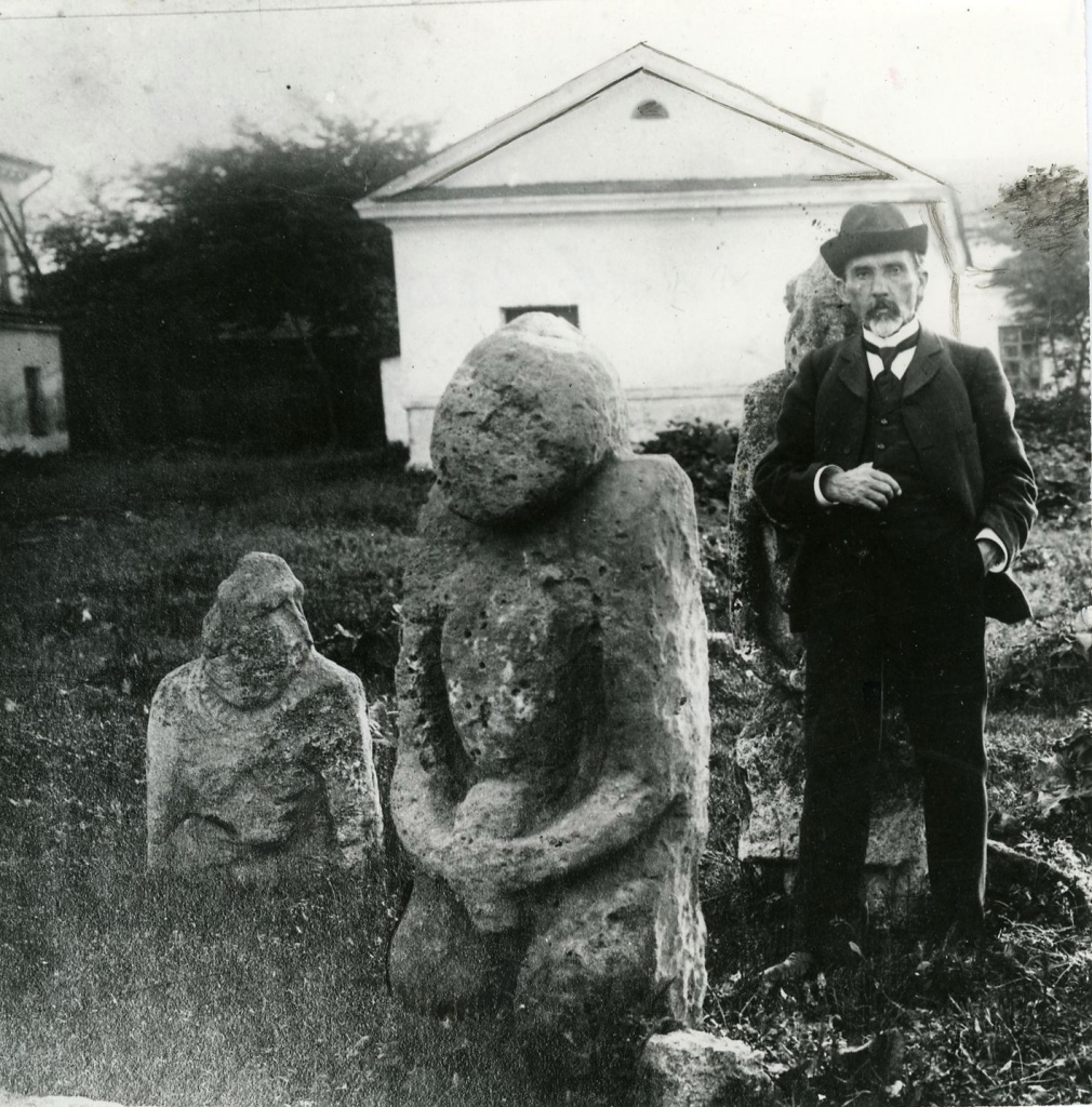 Г.Н. Прозрителев во дворике музея Северного Кавказа.jpg