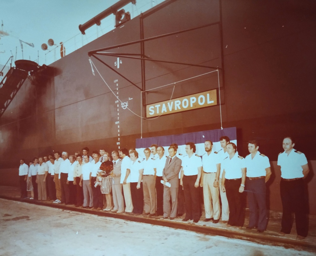 Члены экипажа танкера Ставрополь и представители судоверфи на церемонии спуска спуска судна на воду. Греция 1982 г..jpg