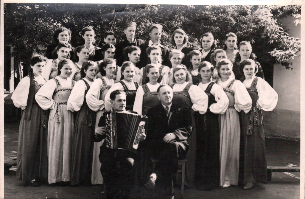 09 А.Г. Янушек (сидит слева). 1946-1949 гг..jpg