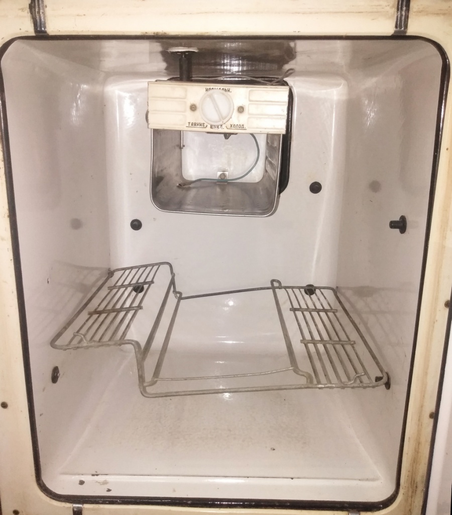 Холодильник Саратов. Холодильная камера и морозильный ящик.jpg