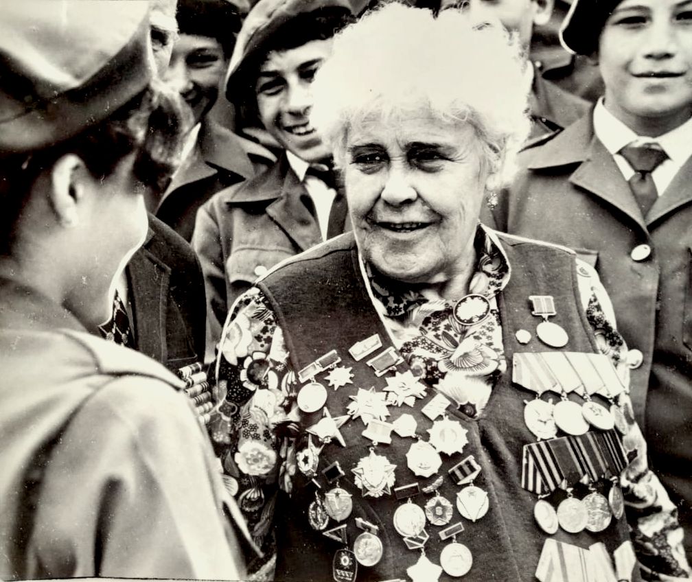 6. Анна Владимировна Никулина с часовыми Поста 1. г. Черкесска. 1980-е гг. Из фондов Ставропольского государственного музея-заповедника.jpg