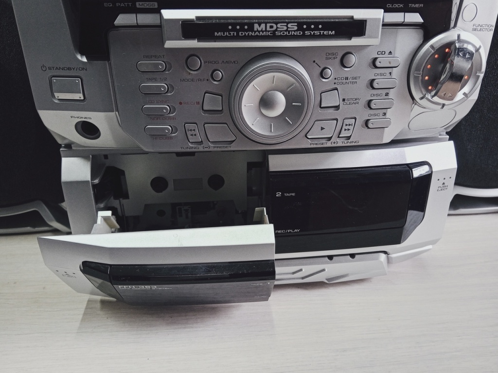 Неизменный атрибут музыкальных цетров- два кассетных лотка.jpg