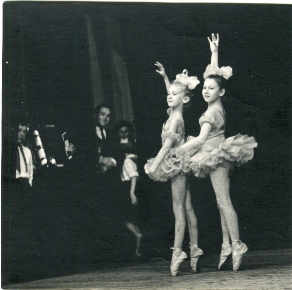 05 Ученицы балетной студии Ставр. дв.культ. им. Гагарина Ирина Назарова и Ольга Немчинова выступают на смотре художественной самодеятельности. г. Ставрополь 1966 г..JPG