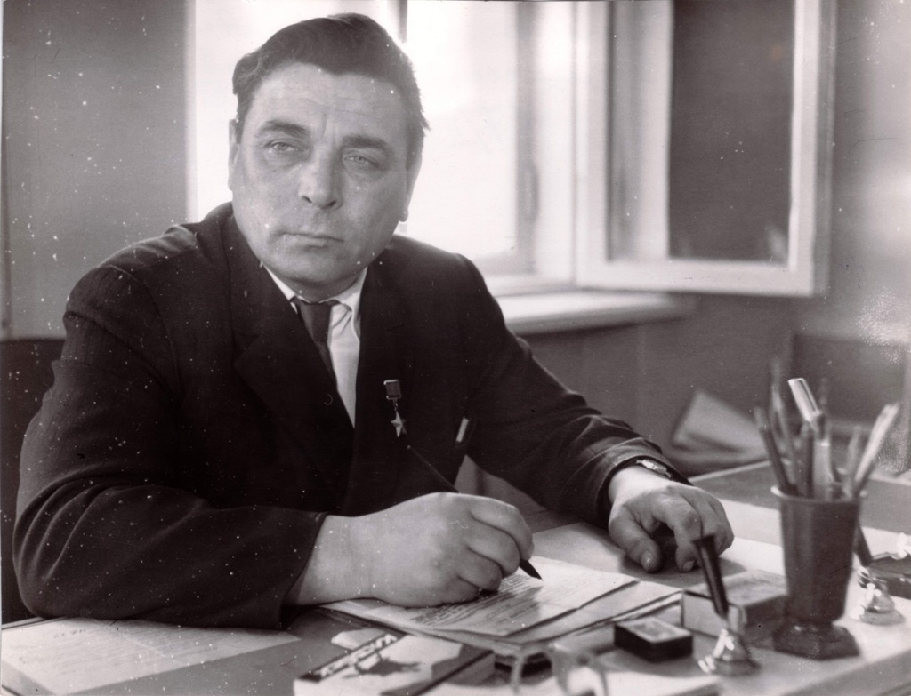 6. И.А. Маликов за столом в рабочем кабинете. СССР 1965 г..JPG