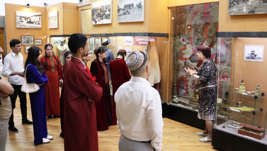 Учащиеся Международной исторической школы в музее-заповеднике