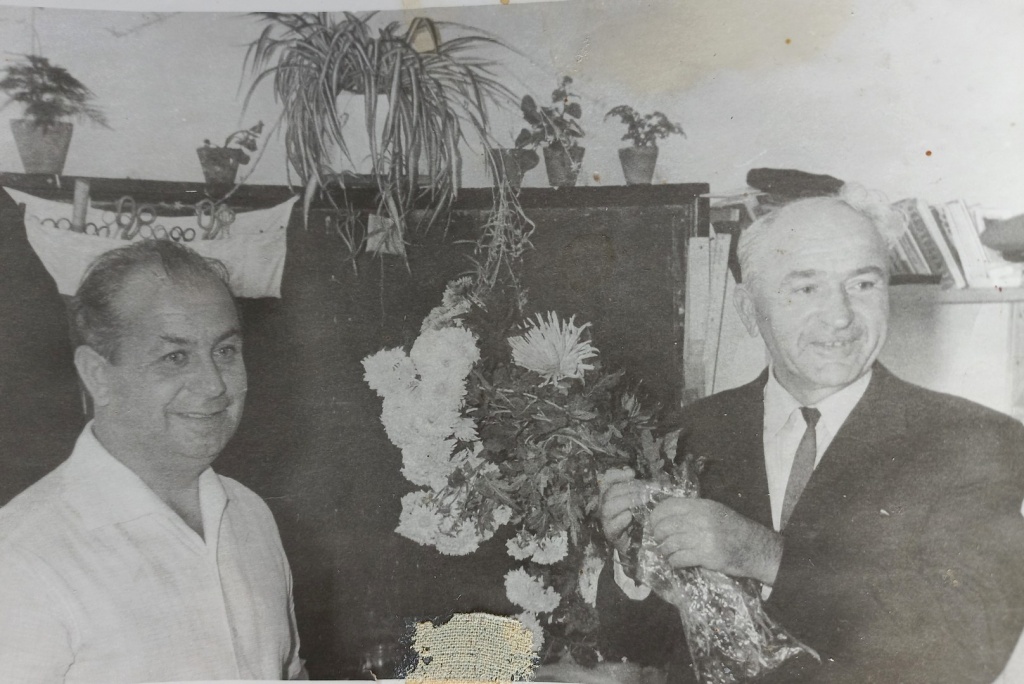 20. Проводы на пенсию. С.В. Струнков с букетом. 1974 год..jpg
