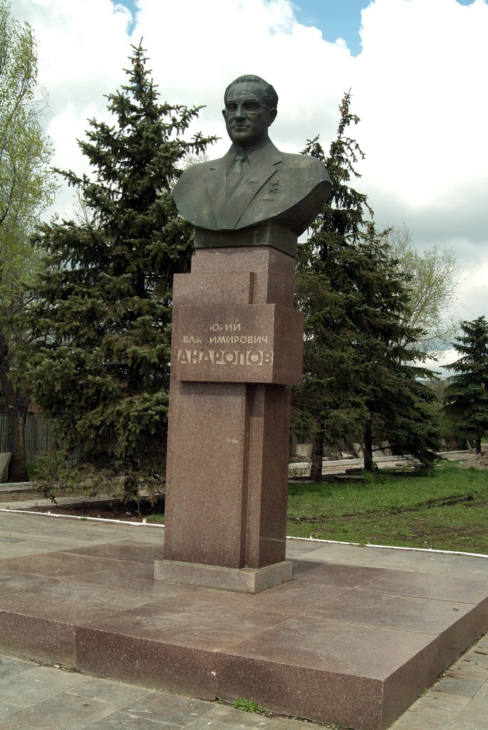 8 Памятник Ю.В. Андропову на станции Нагутской Андроповского района Ставропольского края.jpg