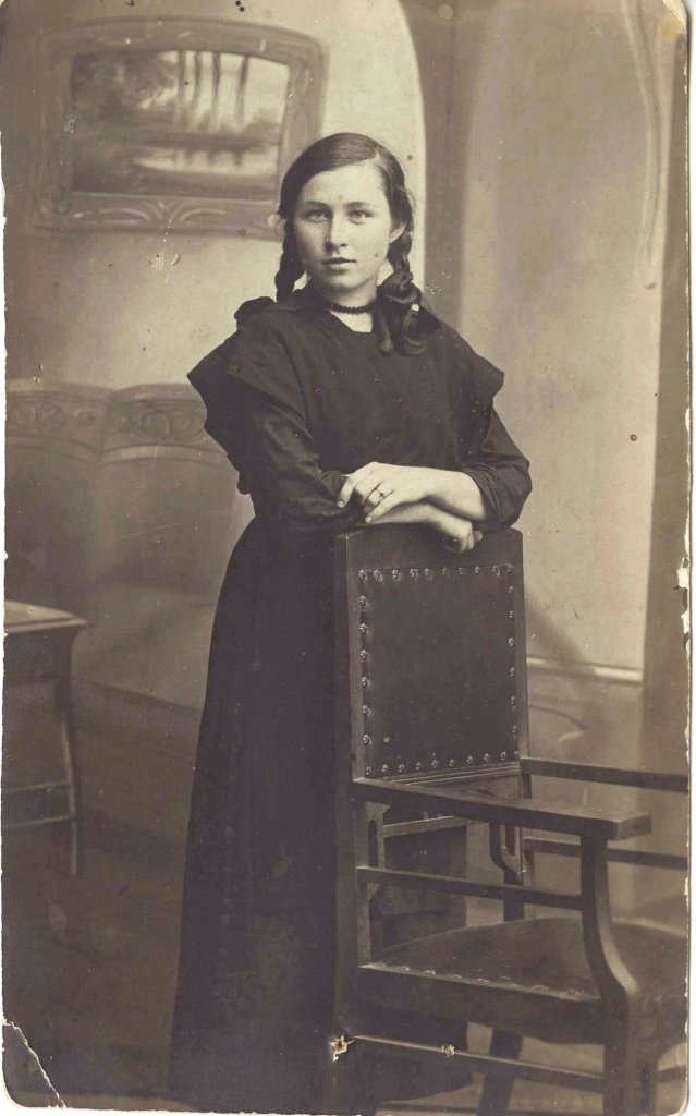 2. Гимназистка Римма Иванова.jpg