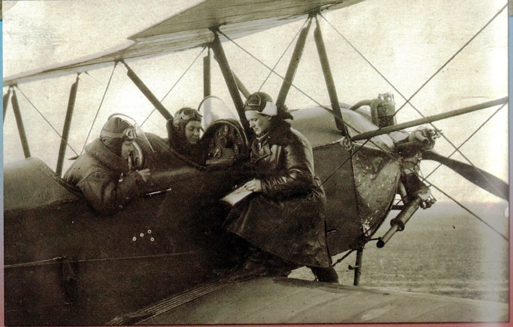 14. Е.Д. Бершанская инструктирует летчиц перед выполнением боевого задания.jpg