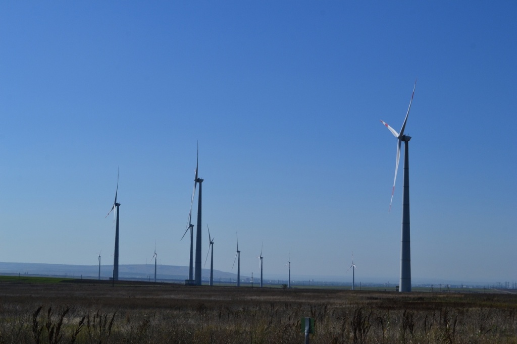 Ветроэнергетические установки Кочубеевской ВЭС. Фото. Н.А. Гальфингер. Октябрь 2022 г..jpg