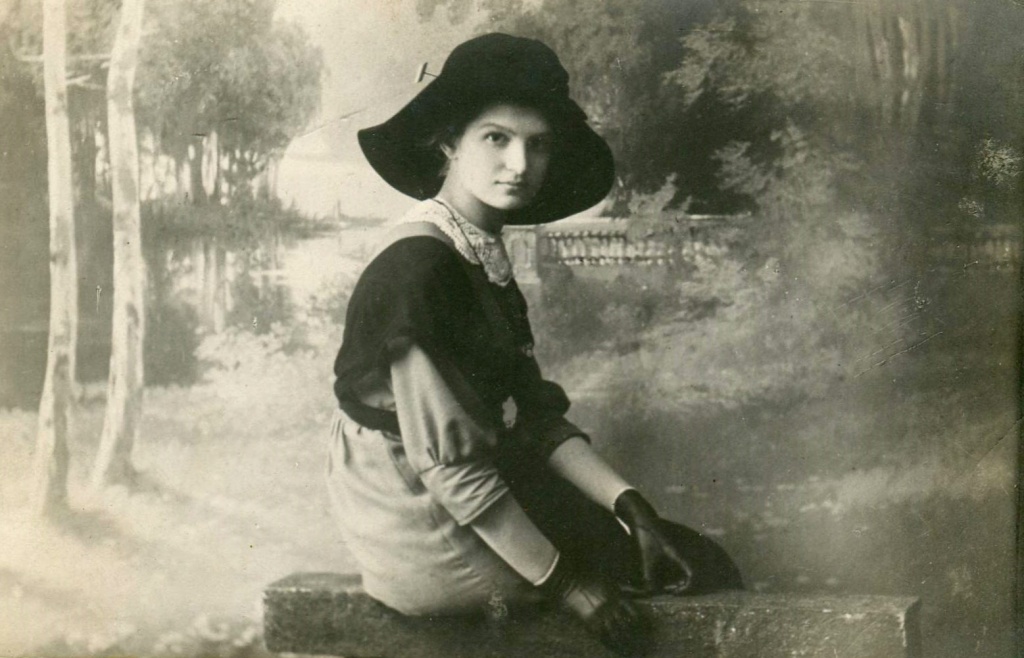 Фото 1а Тося Кондратова в салоне. Ставрополь 1913 г..JPG