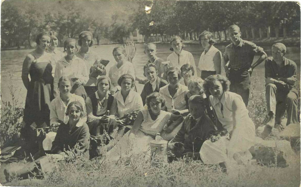 Первый выпуск пединститута Лучника В.Н. 1934 г. г. Ставрополь.jpg