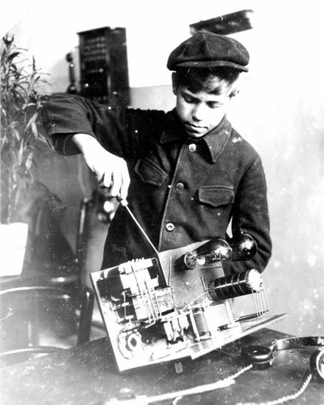 Ученик школы 1 Н. попов готовит в подарок Всероссийскому съезду Советов радиоприемник. Северо-Кавказский край г. Пятигорск 1936 г..jpg