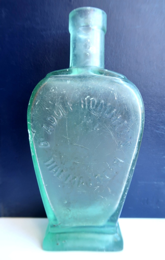Флакон стеклянный из-под гематогена1. Швейцария конец XIX - начало XX вв. Из фондов Ставропольского музея-заповедника.jpg