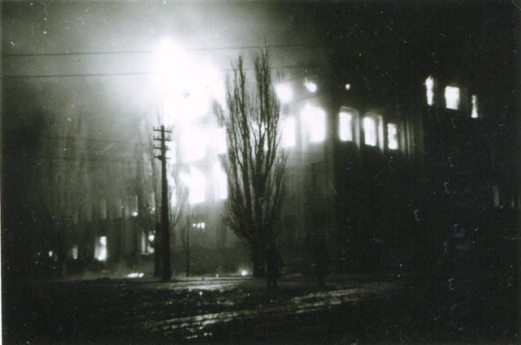 11. Подожженное оккупантами здание бывшего краевого Управления НКВД. Предположительно в ночь с 20 на 21 января 1943 г. г. Ставрополь.JPG