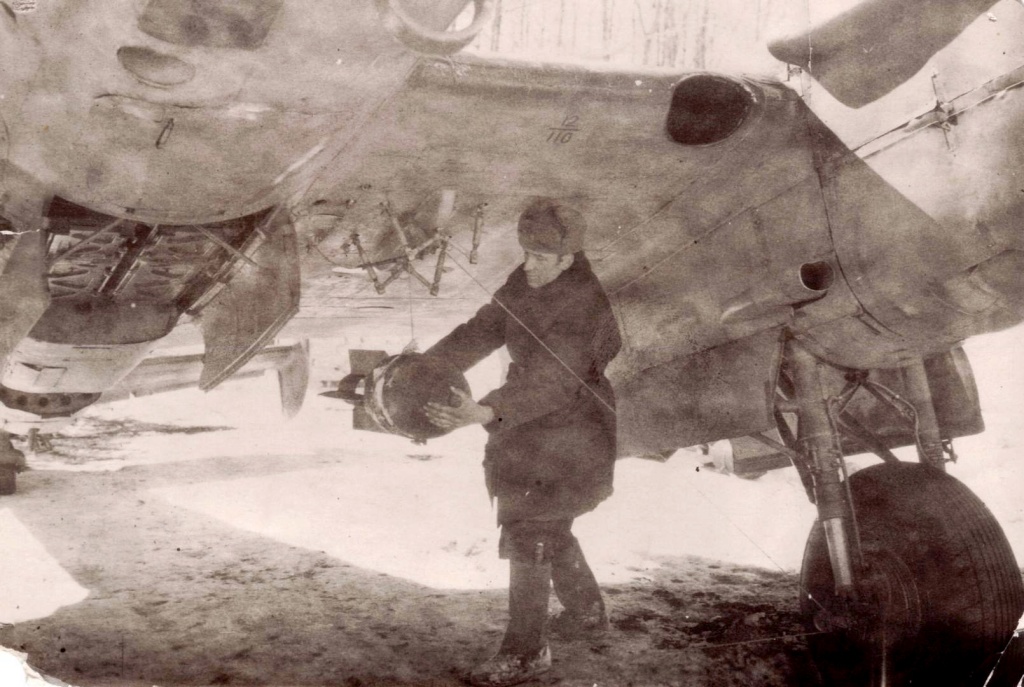2. Подготовка самолета И.А. Маликова к вылету. Военнослужащий подвешивает бомбу под брюхо самолета. 1943 г..JPG
