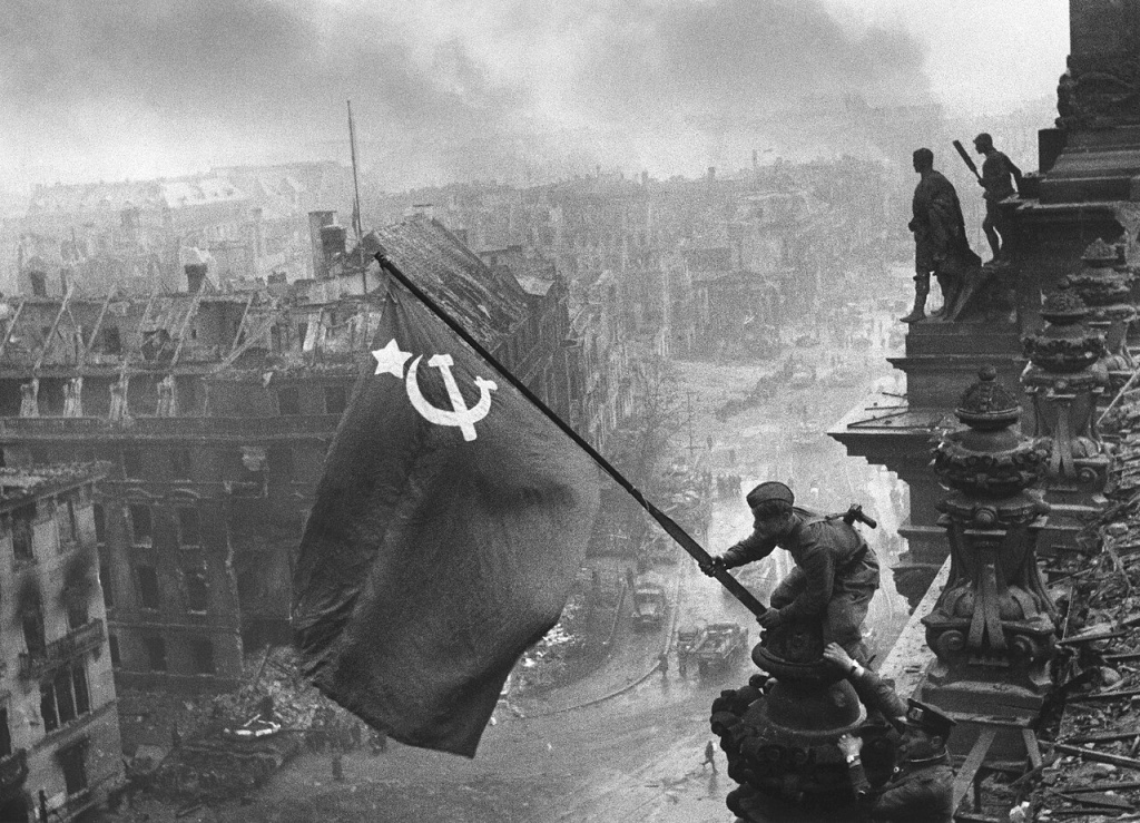 Е. А. Халдей Знамя Победы над Рейхстагом. Из открытых источников.jpg