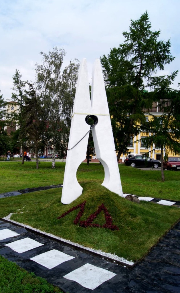 9.Памятник прищепке в г. Омске. Источник dzen.ru.jpg