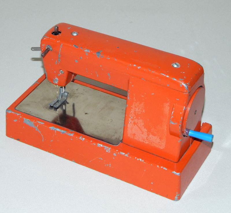 Игрушечная швейная машинка. Ставрополь завод Нептун начало 1990-х гг..jpeg