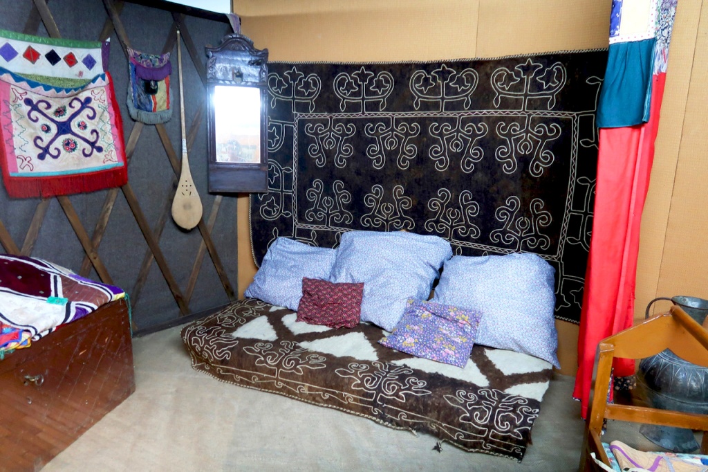 01 Дутар в экспозиции зала этнографии Ставропольского музея-заповедника.jpg