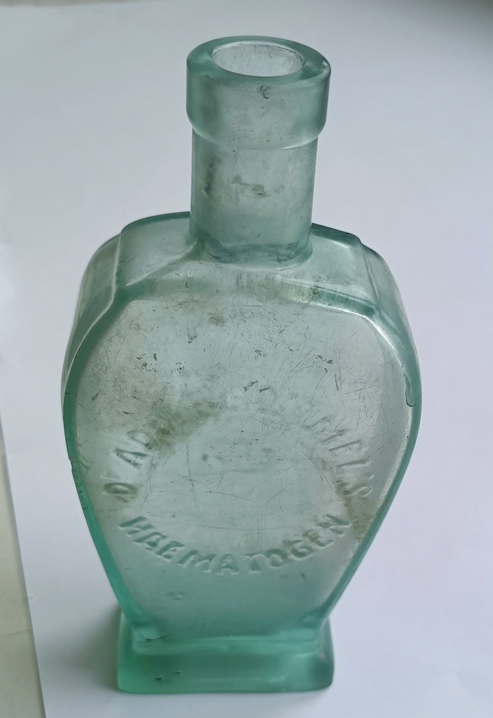 Флакон стеклянный из-под гематогена3. Швейцария конец XIX - начало XX вв. Из фондов Ставропольского музея-заповедника.jpg