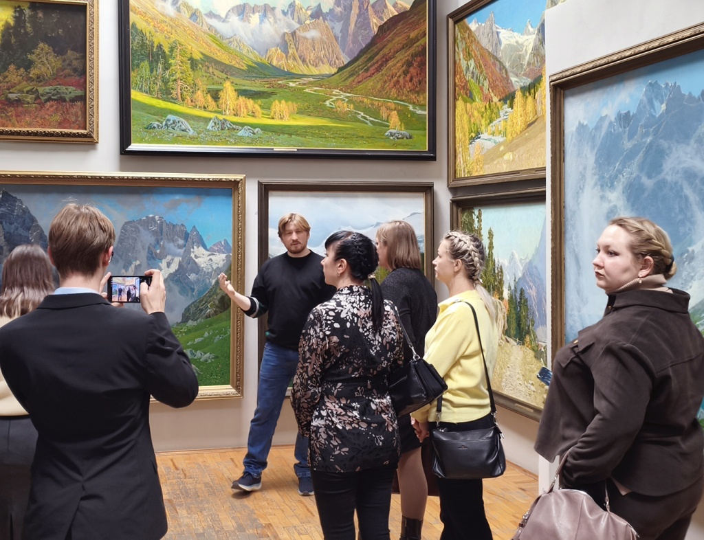 Гости из Луганской Народной Республики в галерее П.М. Гречишкина