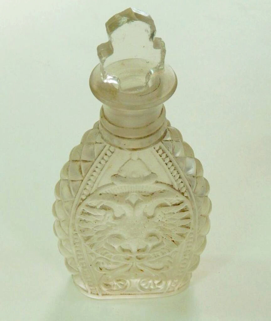 Флакон из молочного стекла. Украшен изображением двуглавого орла и шапки Мономаха (эмблема празднования 300-летия дома Романовых). 1913 г.jpg