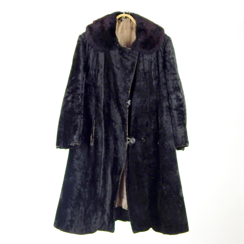 05 Пальто женское зимнее из черного плюша с меховым воротником. 1957 г. Принадлежало Буйдо М.А. Из фондов Ставропольского музея-заповедника.jpg