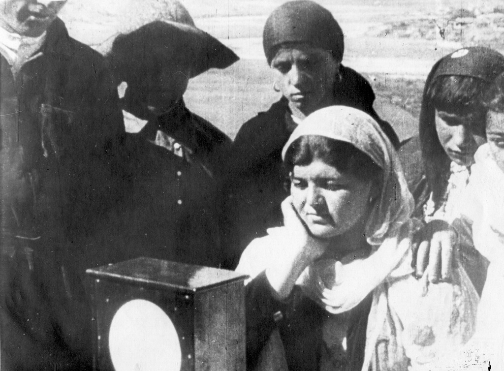 Жители аула у радиоприемника слушают радиопередачу. Черкесская автономная область 1930-е гг..JPG