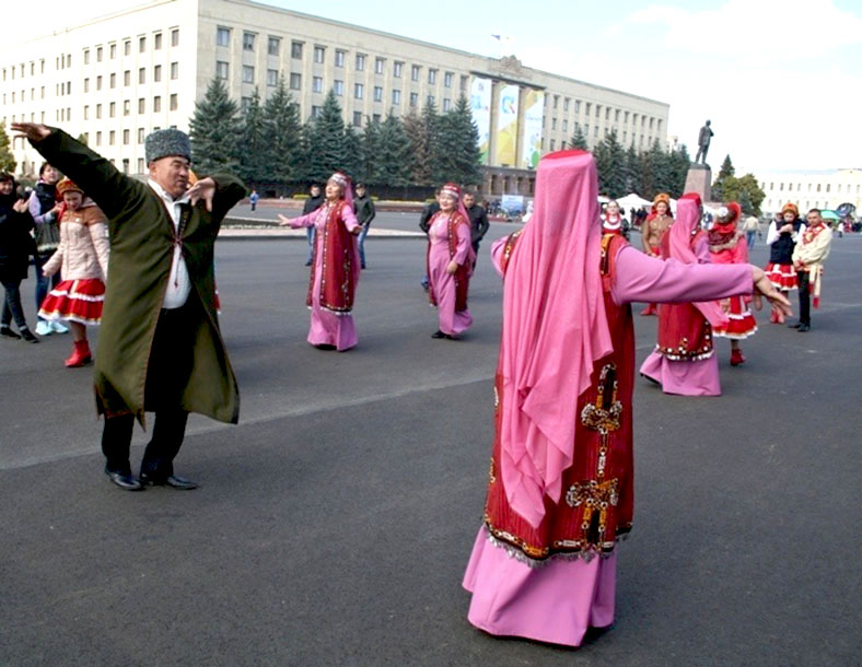 7. Туркмены танцуют на празднике. Ставрополь 2017 год..jpg