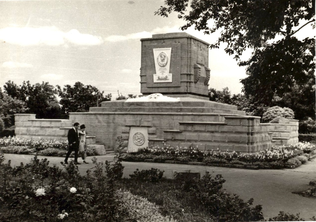 6. Памятник-захоронение И.Р. Апанасенко в Ставрополе.jpg