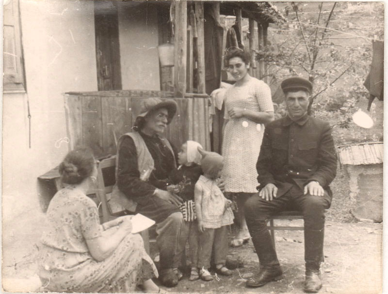 3а В.П. Невская (сидит спиной) заведующая сектором истории Карачаево-Черкесского НИИ экономики истории языка и культуры во время этногр.jpg