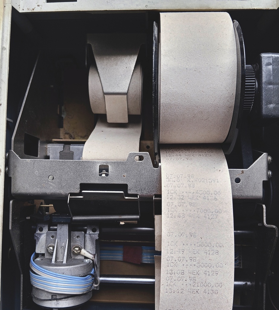 Внутри две ленты- для кассовых чеков слева и фискальная память справа. На ней мы видим даты последних покупок- 7 июля 1998 г..jpg