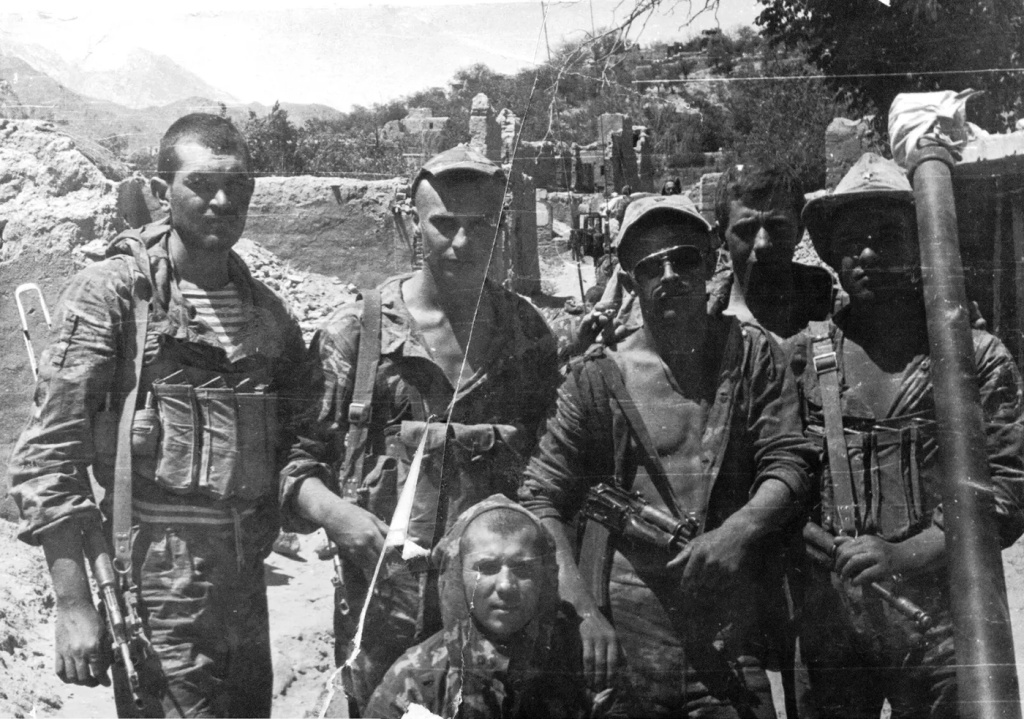 Сержант Игорь Фаталиев (первый слева) со своим отделением разведки. Афганистан, Пандшерское ущелье, 1985 г..jpg