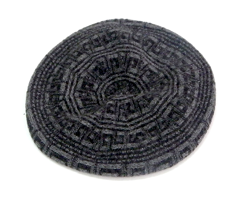 Берет женский. Трикотажный шерстяной серого цвета со стилизованным греческим орнаментом темно-серого цвета. Китай конец 1990-х гг..jpg