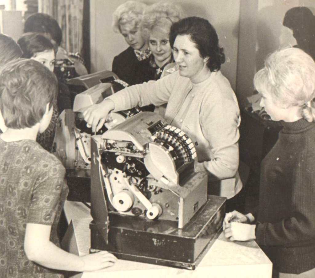 Занятие у кассового аппарата в школе-магазине при ставропольском Универмаге. Проводит коммерческий директор В.В. Самойленко. 1960-е гг..jpg