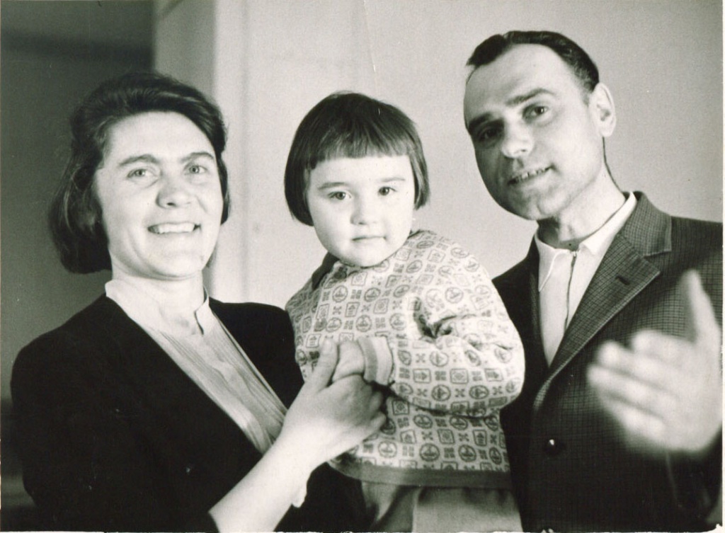 3. Семья Бюлль. Лев Николаевич с женой Лидией Тимофеевной и дочерью Викторией. 1963 г..jpg