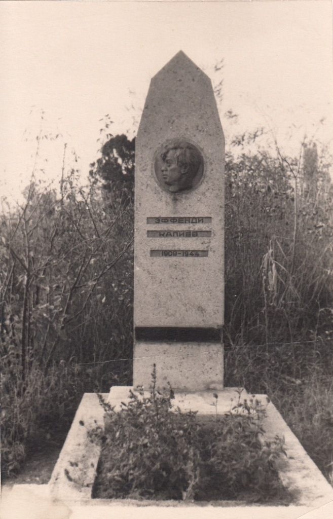 фото 10 Памятник на могиле Э. Капиева в городе Пятигорске..JPG