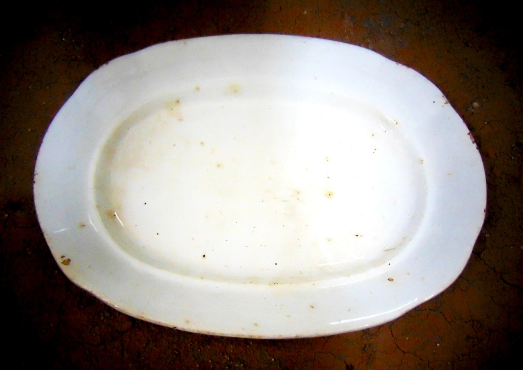 Блюдо фаянс белая эмаль. Фабрика М.С. Кузнецова в Будах. Начало ХX в..jpg