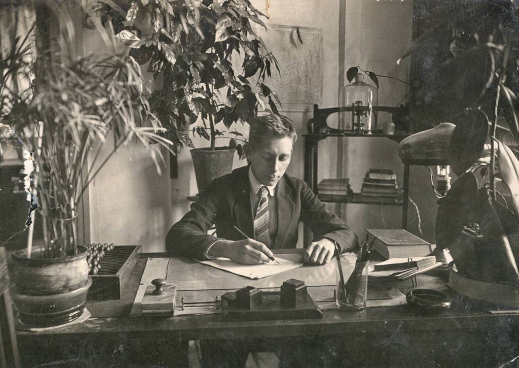 6 Скрипчинский В.В. в лаборатории Всесоюзной Рисовой опытной станции (г. Краснодар) в 1934 - 1938 гг..jpg